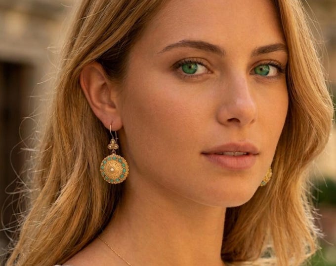 Matte gold earrings on bronze and finished with natural pearls and turquoises