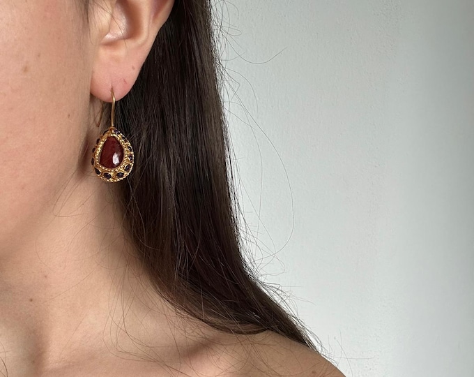 small Byzantine earrings in gold on bronze and finished with faceted red agates and amethysts.
