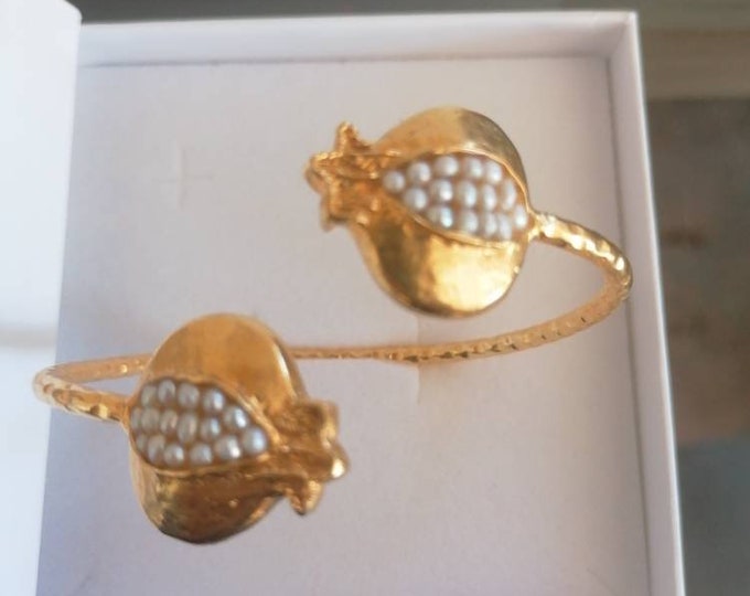 Adjustable gold-on-bronze Pomegranate bracelet, set with natural white pearls