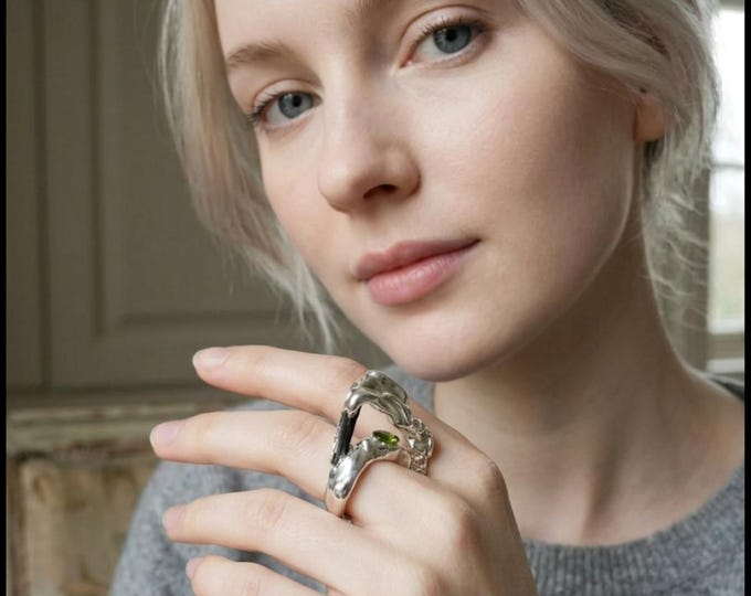 anello in argento puro su resina artistica e Peridoto naturale e tormalina nera elettro formata - anello per lei-