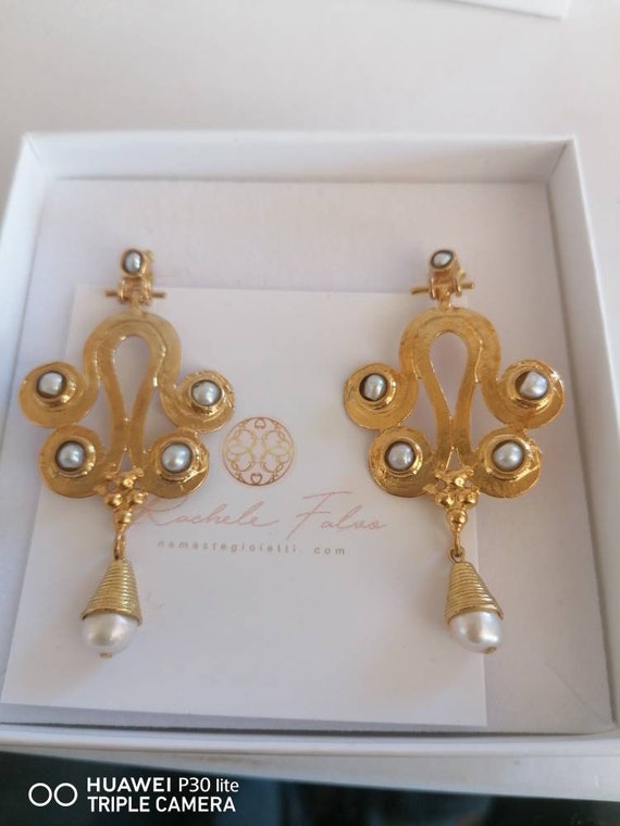 Stunning pair of earrings in matte gold on bronze and natural pearls