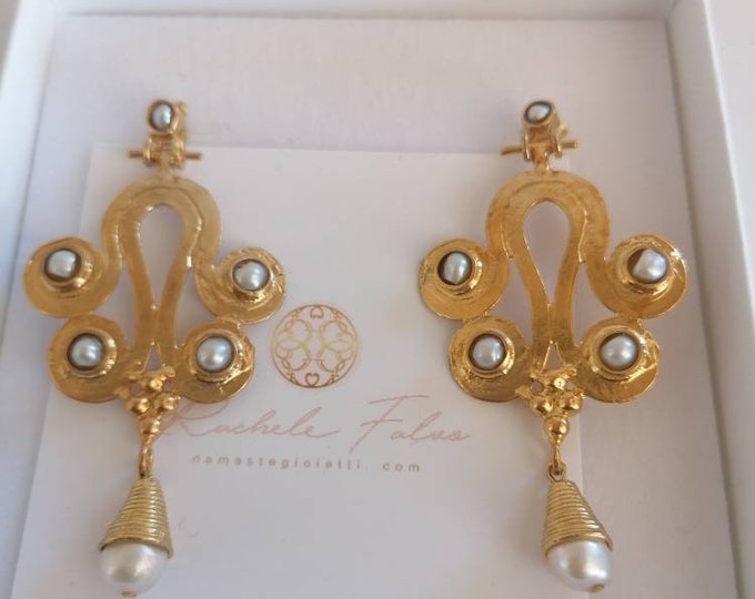 Gorgeous pair of matt gold earrings on bronze and natural pearls