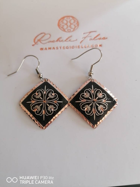 Earrings made of copper and worked with goldsmith enamels and hand-engraved, silver hook.