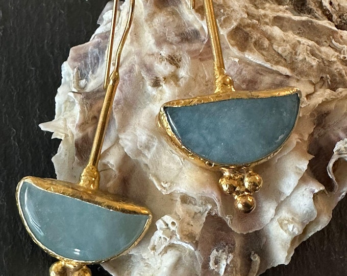 Spectacular Etruscan earrings in matte gold on bronze and finished with natural blue quartzites.