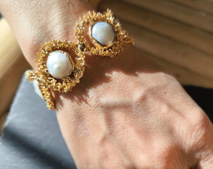 Adjustable bracelet in gold plating on bronze with natural mother-of-pearl - coral-style design