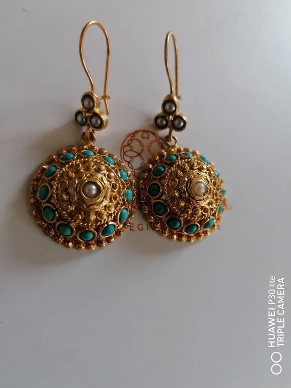 Earrings in matt gold on bronze and finished with natural pearls and turquoises