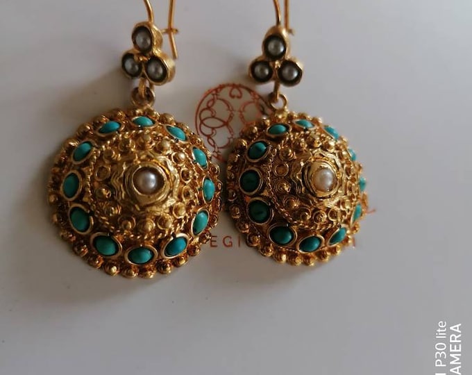 Earrings in matt gold on bronze and finished with natural pearls and turquoises