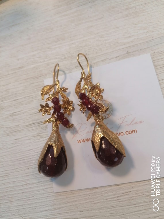 Very elegant earrings in matt gold on bronze and finished with natural red agates