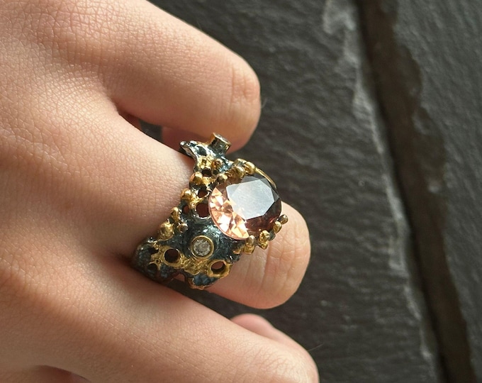 Seahorse ring in burnished silver, gold plating and color-changing cisarite