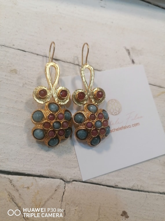 Spectacular earrings in matte gold over bronze and finished with azurite and pink corals