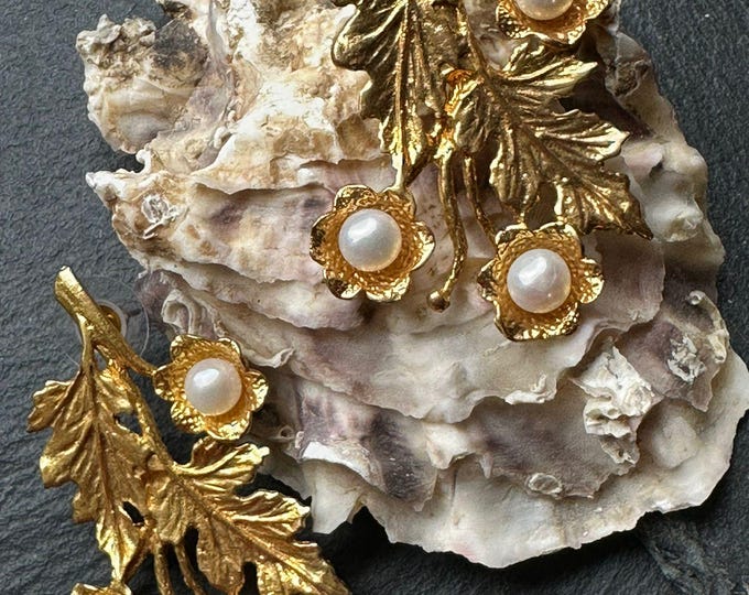 Gold on bronze earrings finished with natural pearls