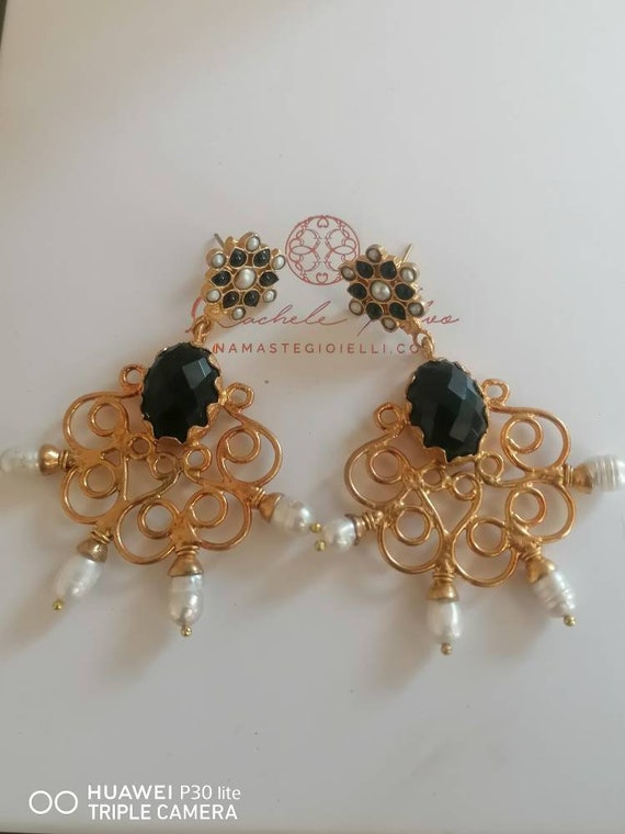 Spectacular earrings in matte gold on bronze and finished with natural pearls and onyx