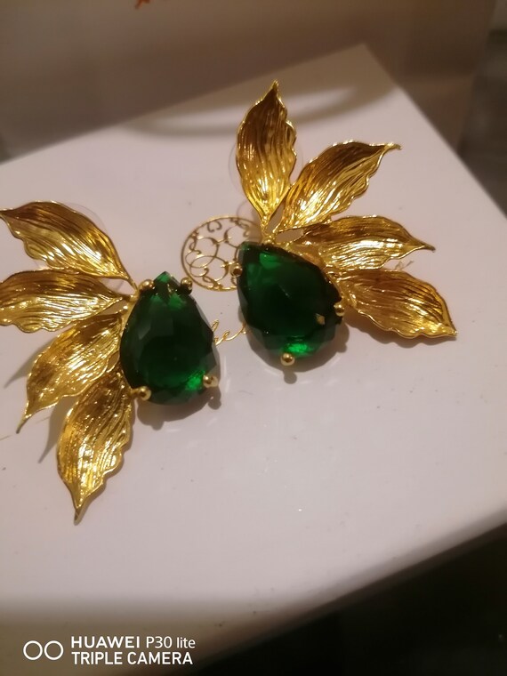 Very elegant earrings, Etruscan leaves in gold on bronze and finished with green spinels