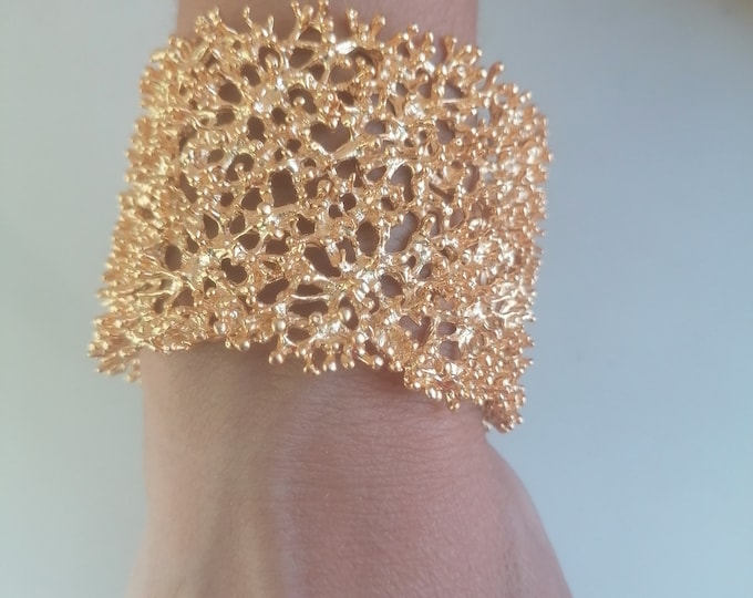 Adjustable openwork band bracelet - gold plating on bronze - coral-style design