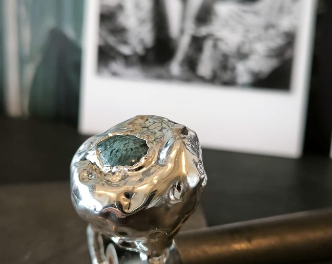 Sculpture ring in 999 silver and green agate on a base of precious resin