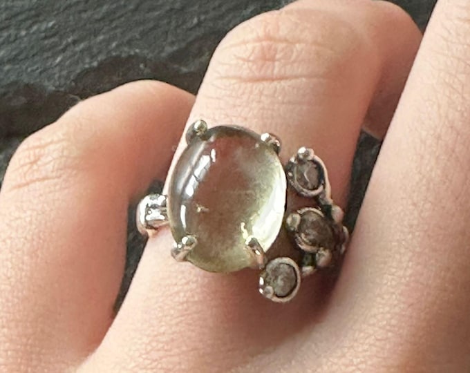 Adjustable silver ring with cabochon-cut yellow amber