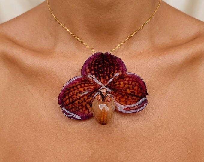 Collana Orchidea Paphiopedilum Viola Vera in Resina - Fiore Raro Artigianale - Oro su Bronzo - Gioiello Botanico con Scatola e Garanzia