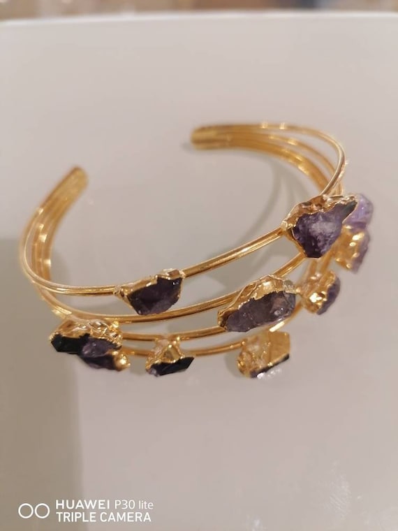 Spettacolare bracciale realizzato a mano, regolabile, in oro su bronzo e rifinito con Ametiste grezze naturali.