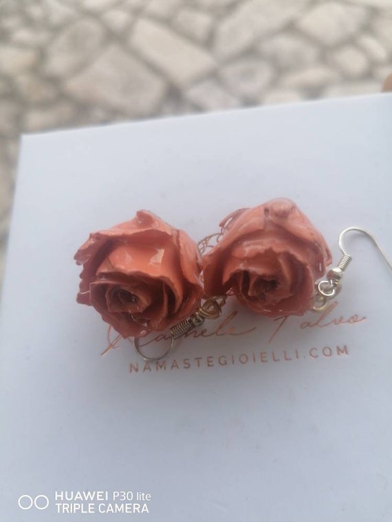 Pair of natural pink resin roses