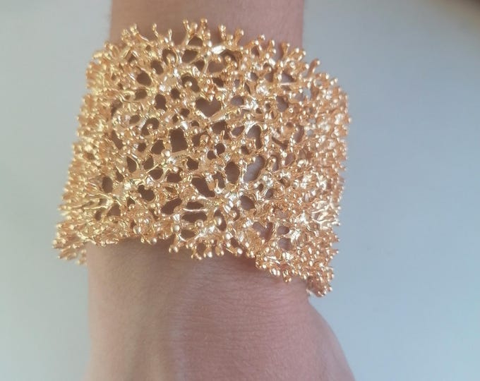 Bracciale Fascia Corallo Oro su Bronzo Rigido, Bracciale Alto Traforato Regolabile, Gioielli Scultura Mare Grande Regalo Donna Elegante