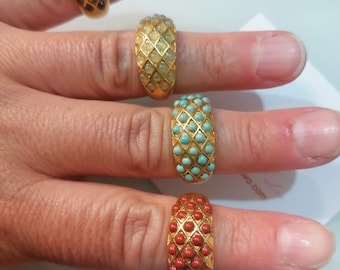 Anillos etruscos de oro sobre bronce y piedras naturales.