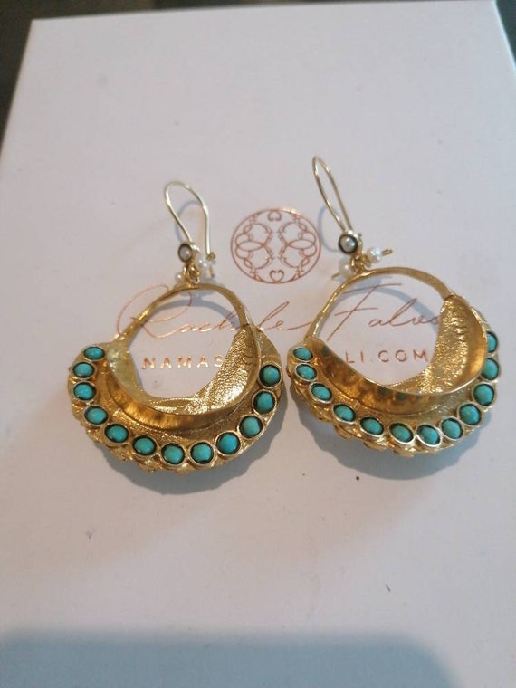 Pair of earrings in galvanized gold, pearls and natural turquoises