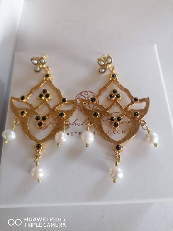 Pair of earrings in matt gold on bronze finished with pearls and black onyx.