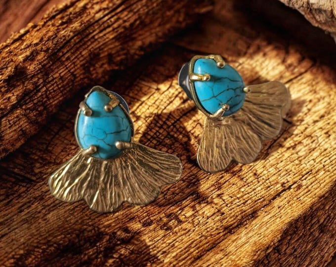 Antique Etruscan-style earrings in gold on bronze, finished with natural drop-cut turquoises. Small lobe model.