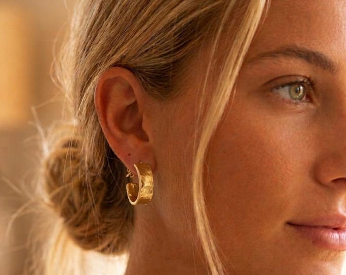 Pair of irregular circle earrings in matte gold on bronze