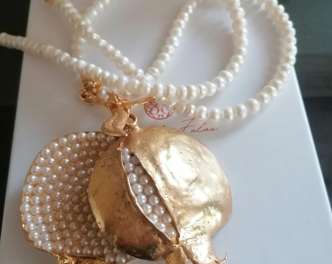 Spectacular pomegranate necklace, in matte gold on bronze and finished with natural white pearls