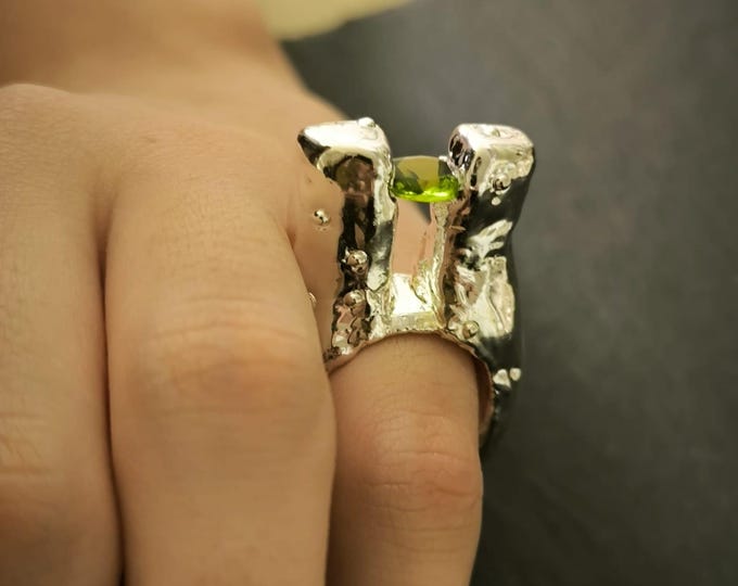 Artistic resin sculpture ring in silver - Green Peridot - precious gift for her -