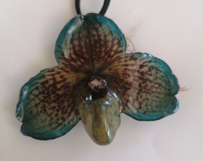 Bellatium natural orchids incorporated in resin with adjustable leather necklace