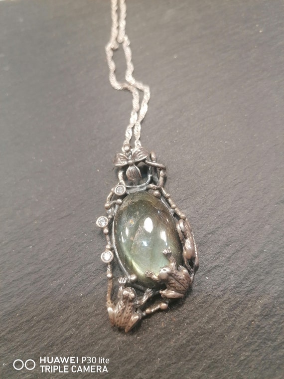 Pendant complete with chain entirely in silver depicting frogs and central Labradorite of 28 karats