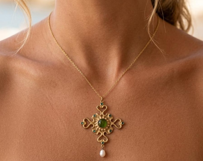 Collana Croce Cristiana Bronzo Dorato, Catenina Argento Peridoto verde, Perla e Turchesi, Gioiello Sacro Artigianale Rachele Falvo Pendente