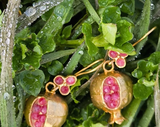 Very elegant pomegranate earrings in gold on bronze and finished with wine-red pomegranates.