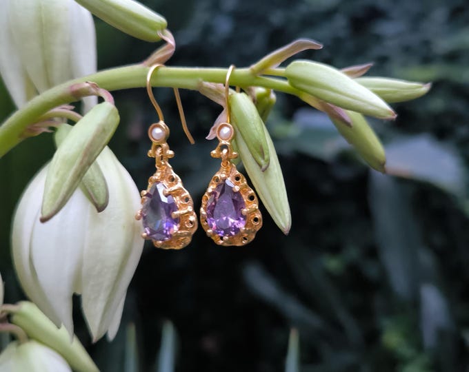 Small pendant earrings in gold on bronze and finished with natural faceted pearls and amethysts