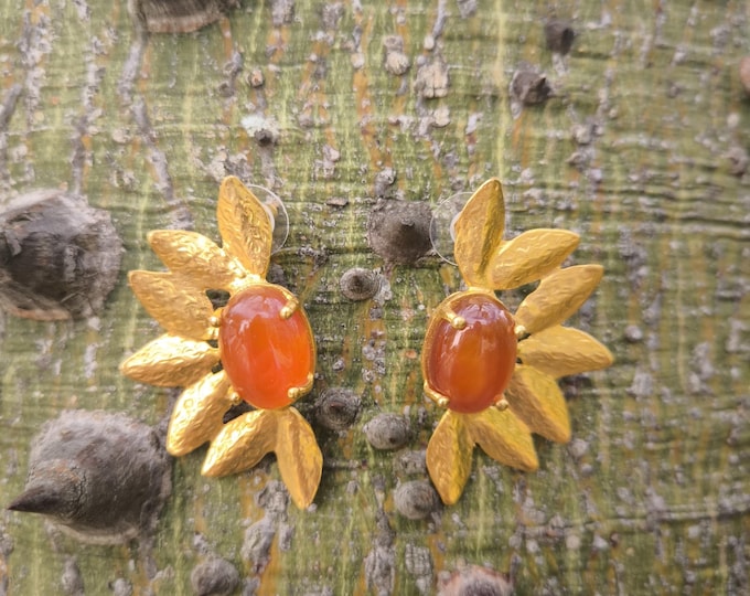 Antique-style gold earrings with cabochon-cut carnelian stones