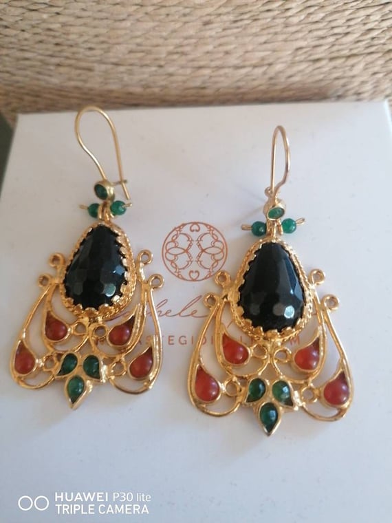 Spectacular pair of earrings in matte gold over bronze and finished with black onyx, jade and natural carnelian.
