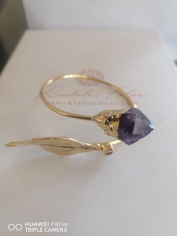 Adjustable bracelet in gold on bronze and raw Amethyst geode.