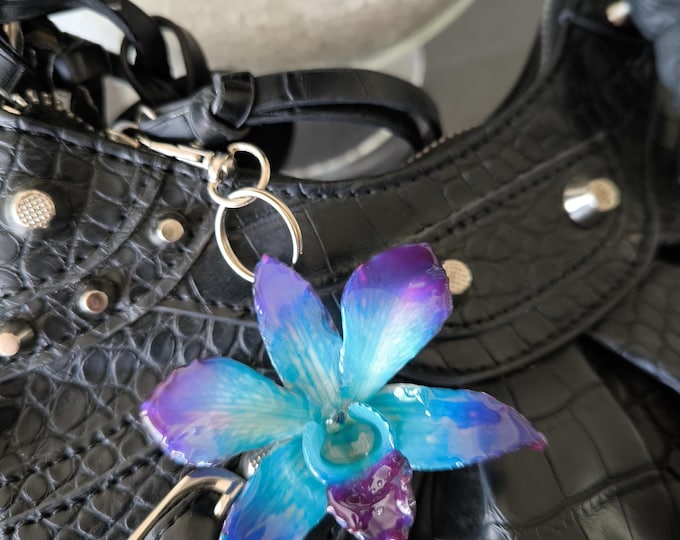 Bag charm Real orchid embedded in blue purple resin, elegance to your outfit
