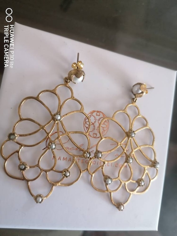 Earrings in matte gold on bronze and finished with natural pearls.