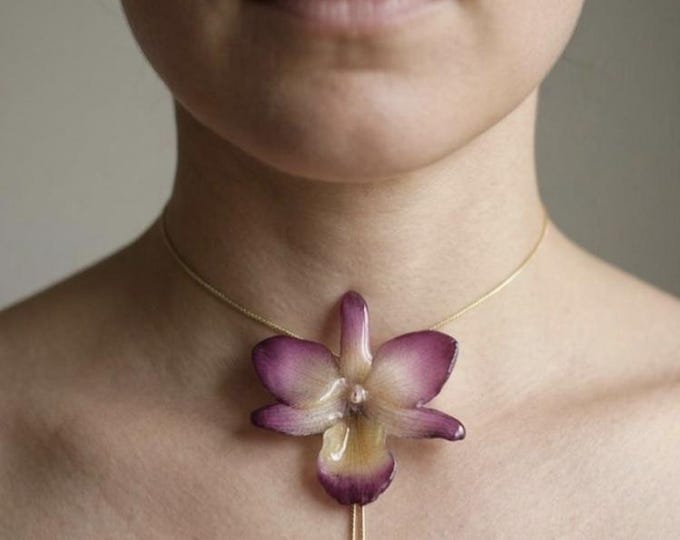 Collana Orchidea Vera Viola e Panna in Resina, Gioiello Botanico Regolabile Oro su Bronzo, Regalo Unico per Lei con Scatola e Garanzia