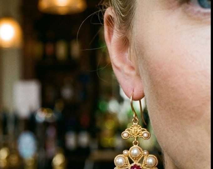 Byzantine-style earrings in gold plating with natural pearls and red jaspers.