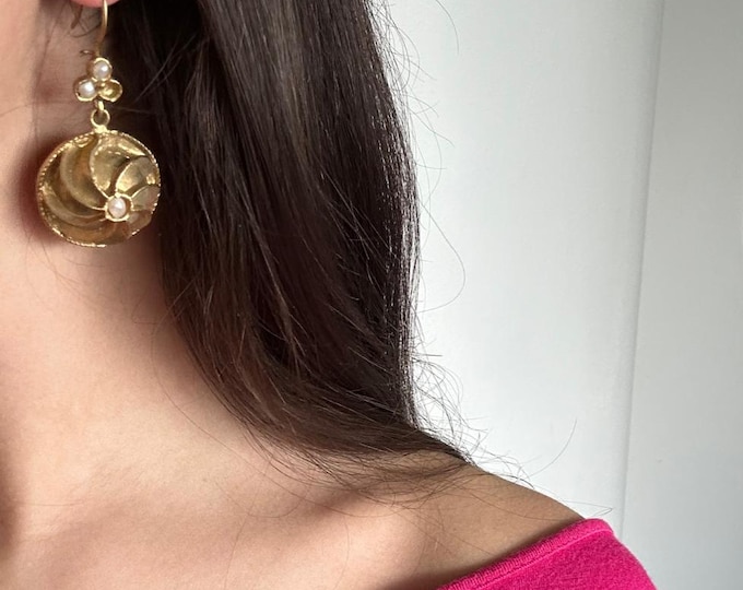 Eleganti orecchini in stile antico realizzati in oro in galvanica su bronzo e perle naturali.