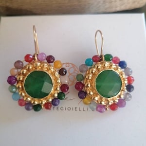 Oorbellen van goud op brons, gemengde natuurstenen, antieke stijl