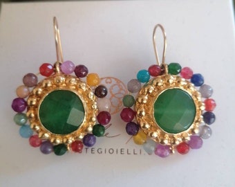 Earrings in matt gold on bronze and finished with a mix of natural stones, central faceted jade stone