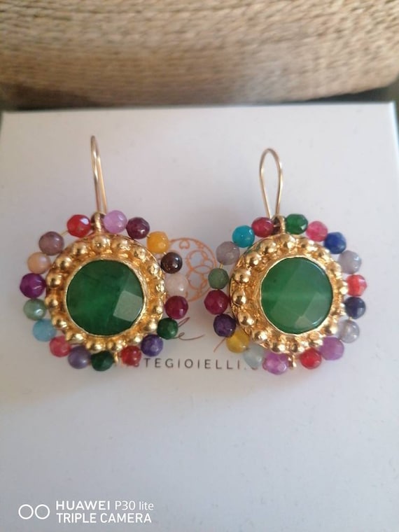 Spectacular pair of earrings in matte gold on bronze and finished with a mix of natural stones, central faceted jade stone
