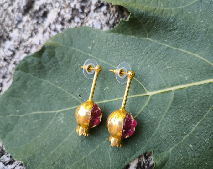 small pomegranate earrings in gold on bronze and finished with red pomegranates