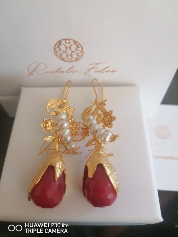 Earrings in matte gold over bronze and finished with natural red pearls and jaspers