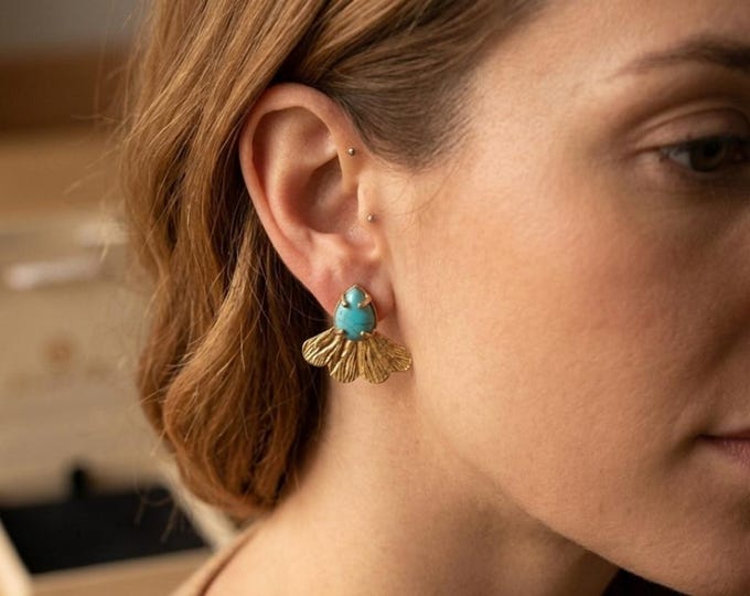Antique Etruscan-style earrings in gold on bronze, finished with natural drop-cut turquoises. Small lobe model.